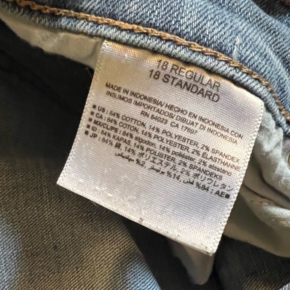 Old Navy Distressed “Curvy Profile” Jeans Size 18 - Picture 10 of 10